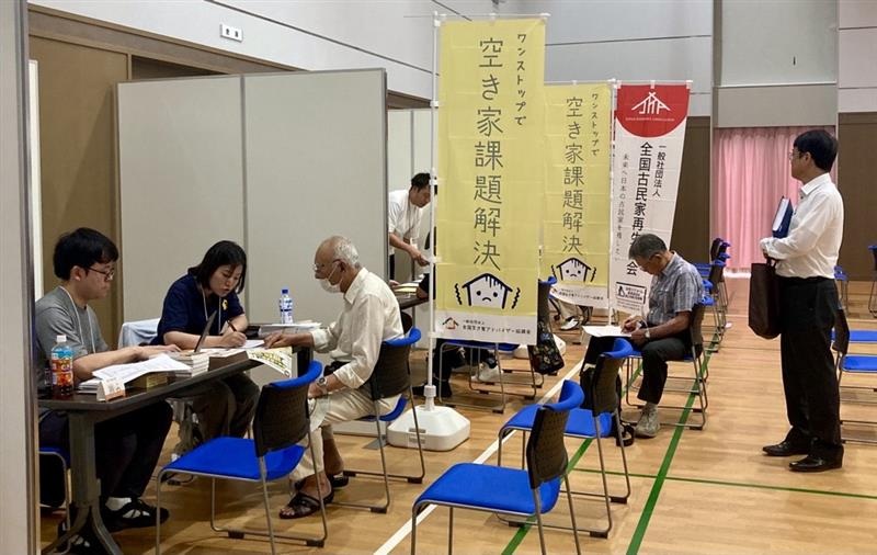 空き家の相談をする来場者(25年7月5日七尾市)